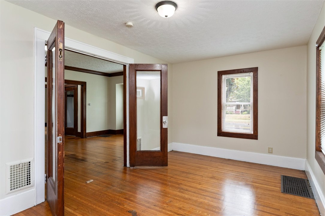 19 Genesee Park Boulevard Rochester, NY 14611 - Photo 15 of 50