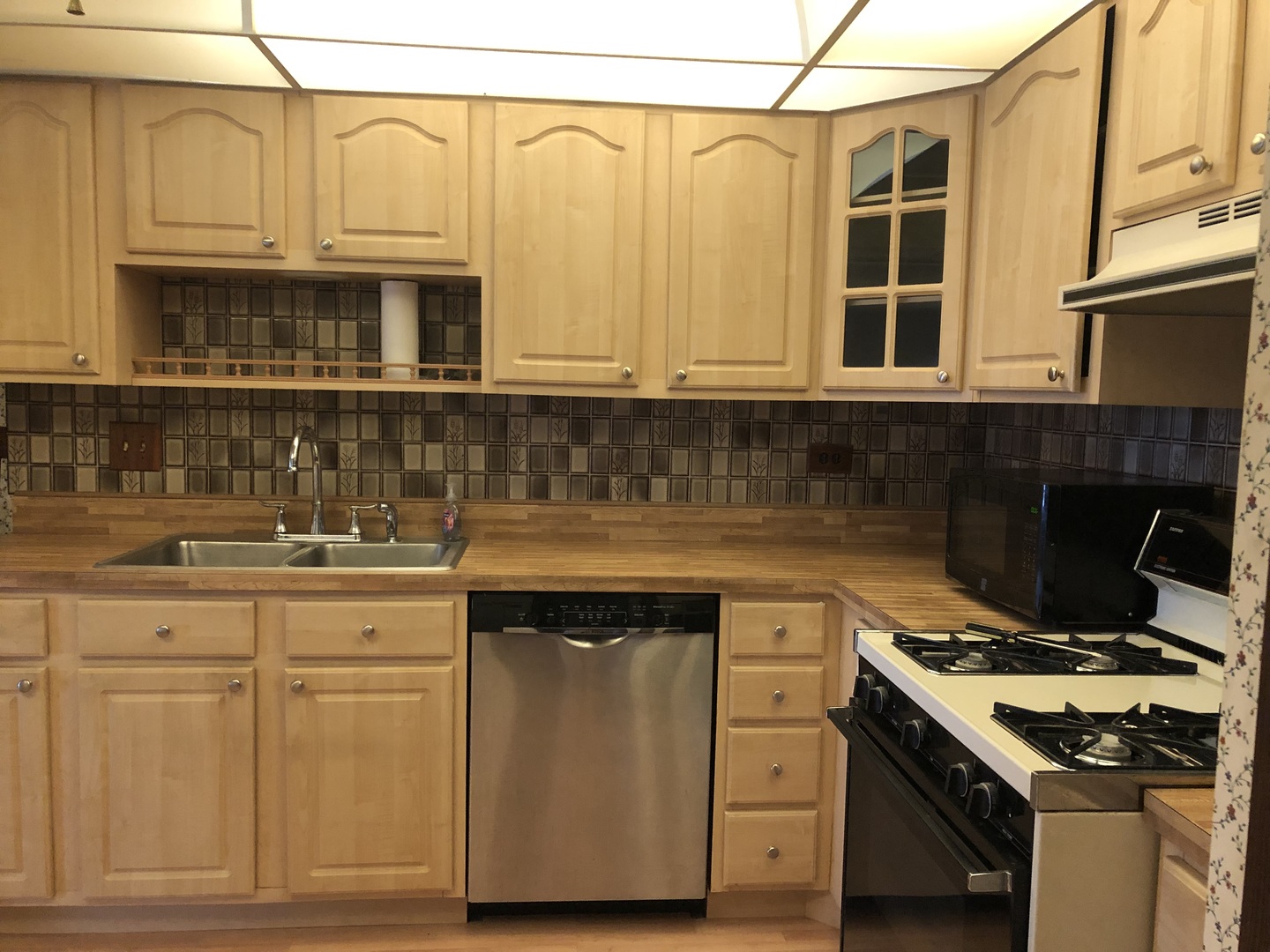 11277 South Roberts Road, Unit E Palos Hills, IL 60465 - Photo 11 of 27 a kitchen with stainless steel appliances granite countertop a stove and a sink