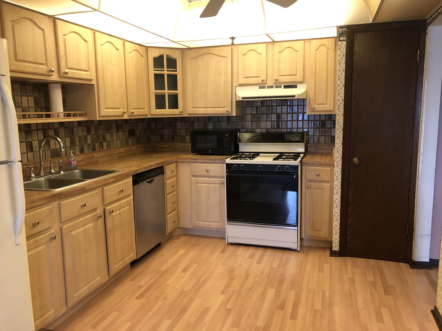 11277 South Roberts Road, Unit E Palos Hills, IL 60465 - Photo 12 of 27 a kitchen with stainless steel appliances granite countertop a stove a sink and a microwave