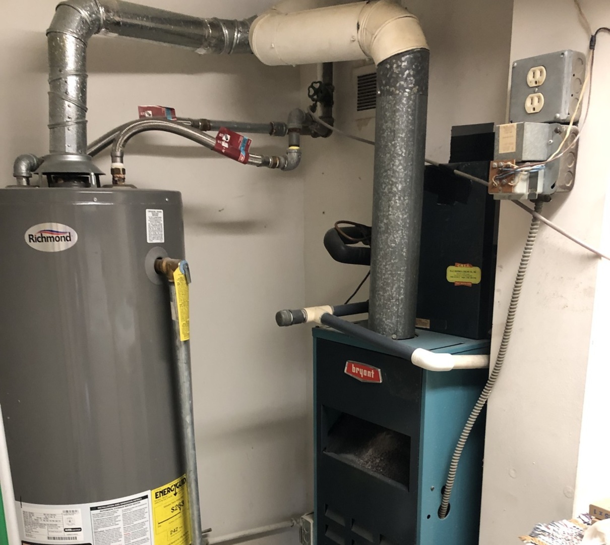 11277 South Roberts Road, Unit E Palos Hills, IL 60465 - Photo 14 of 27 a bathroom with a sink and mirror