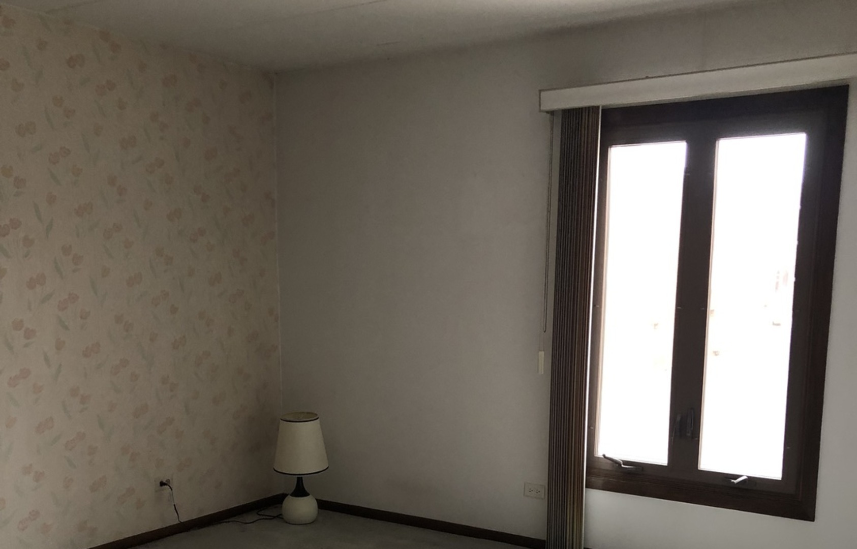 11277 South Roberts Road, Unit E Palos Hills, IL 60465 - Photo 20 of 27 a bathroom with a window