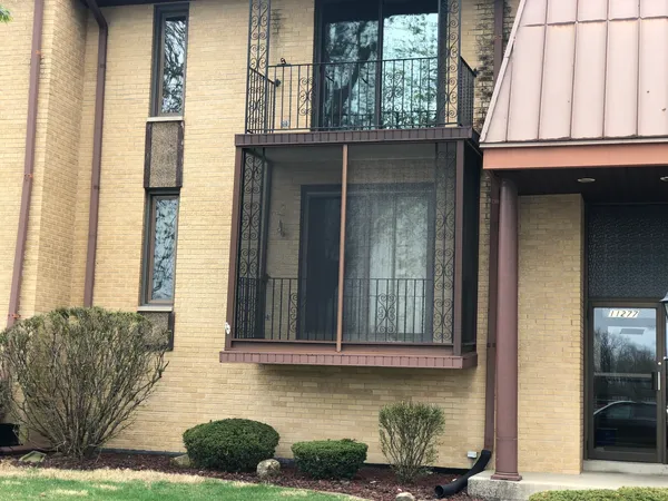 $239,900 | 11277 South Roberts Road, Unit E, Palos Hills, IL 60465