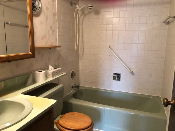 $239,900 | 11277 South Roberts Road, Unit E, Palos Hills, IL 60465