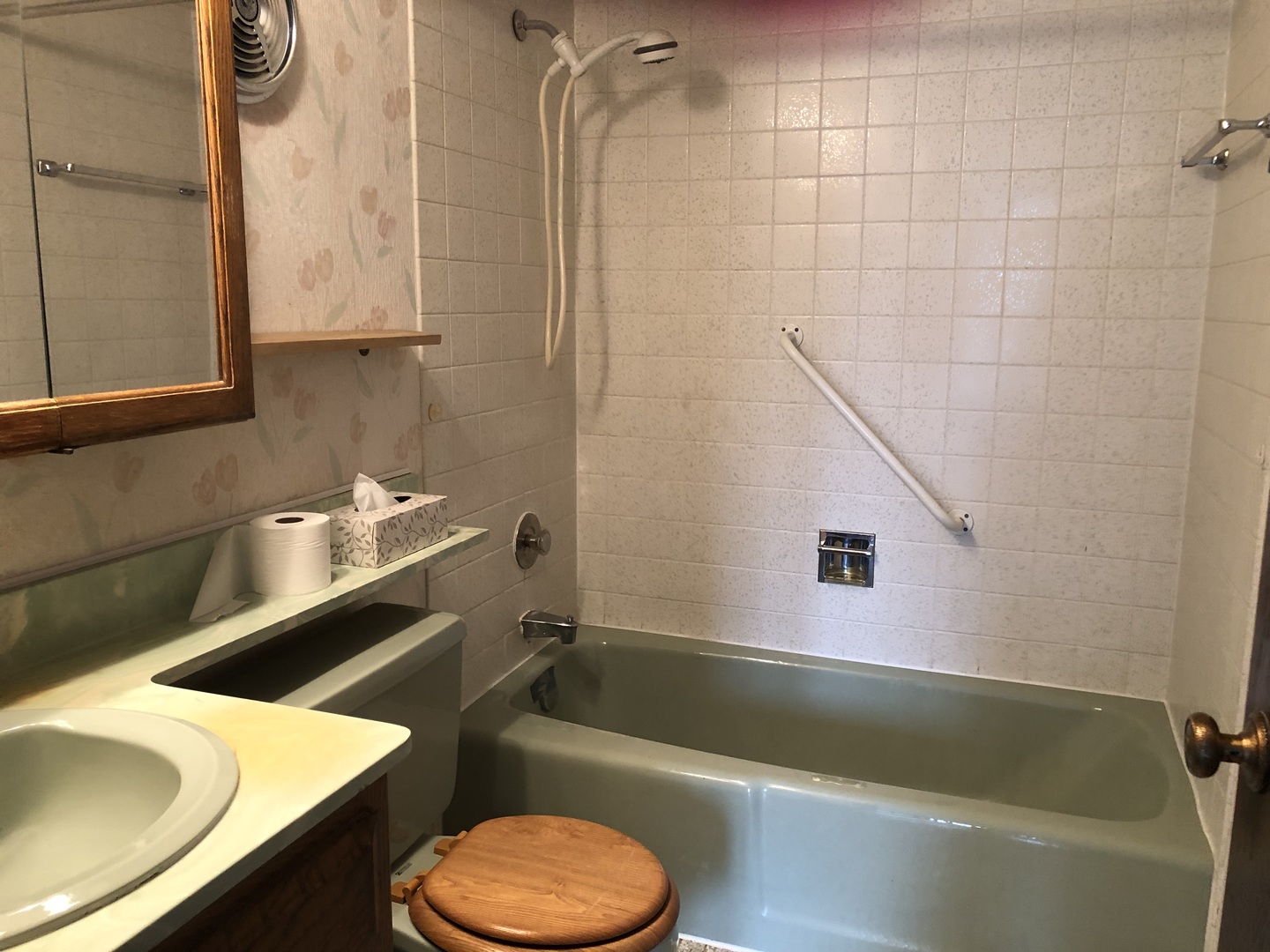 11277 South Roberts Road, Unit E Palos Hills, IL 60465 - Photo 21 of 27 a bathroom with a sink a toilet and bathtub