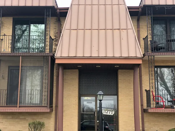 $239,900 | 11277 South Roberts Road, Unit E, Palos Hills, IL 60465