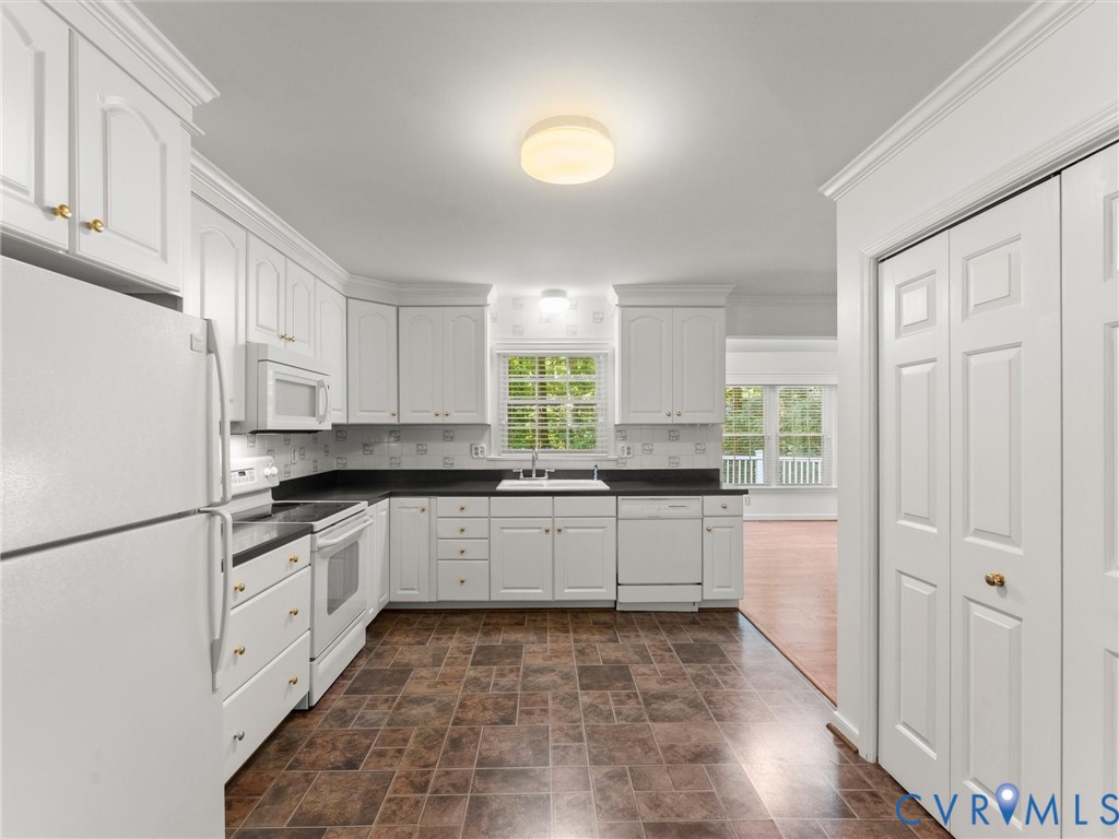 5904 Bent Creek Road Midlothian, VA 23112 - Photo 10 of 52 White cabinetry
