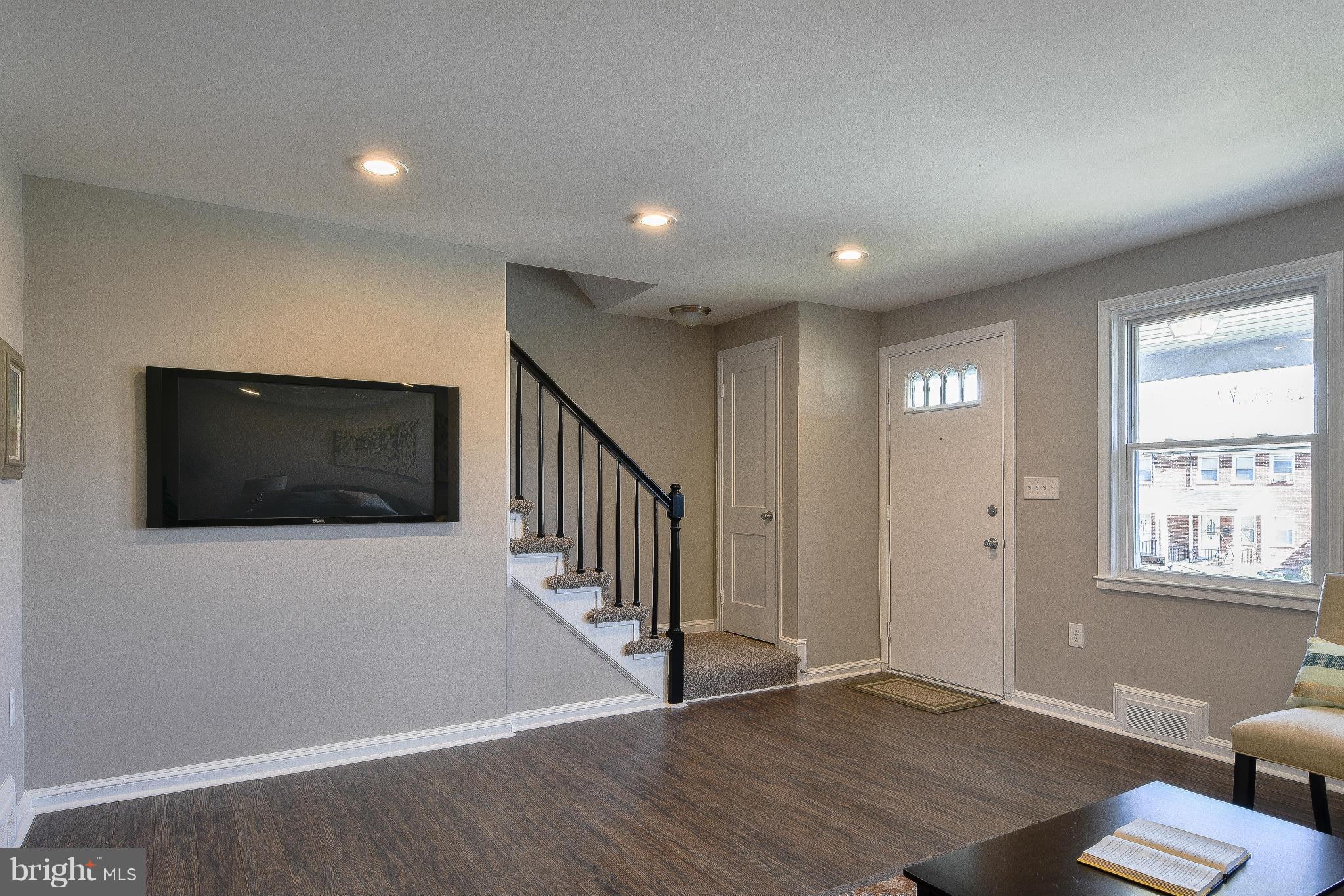 1613 Ramblewood Road Baltimore, MD 21239 - Photo 5 of 28 Living Room