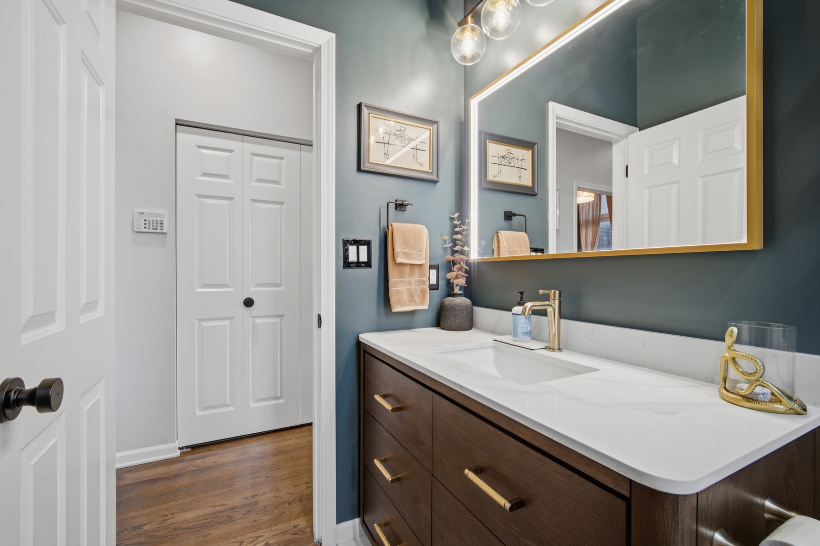 813 North Racine Avenue, Unit 2 Chicago, IL 60642 - Photo 21 of 31 Gallery Image 21