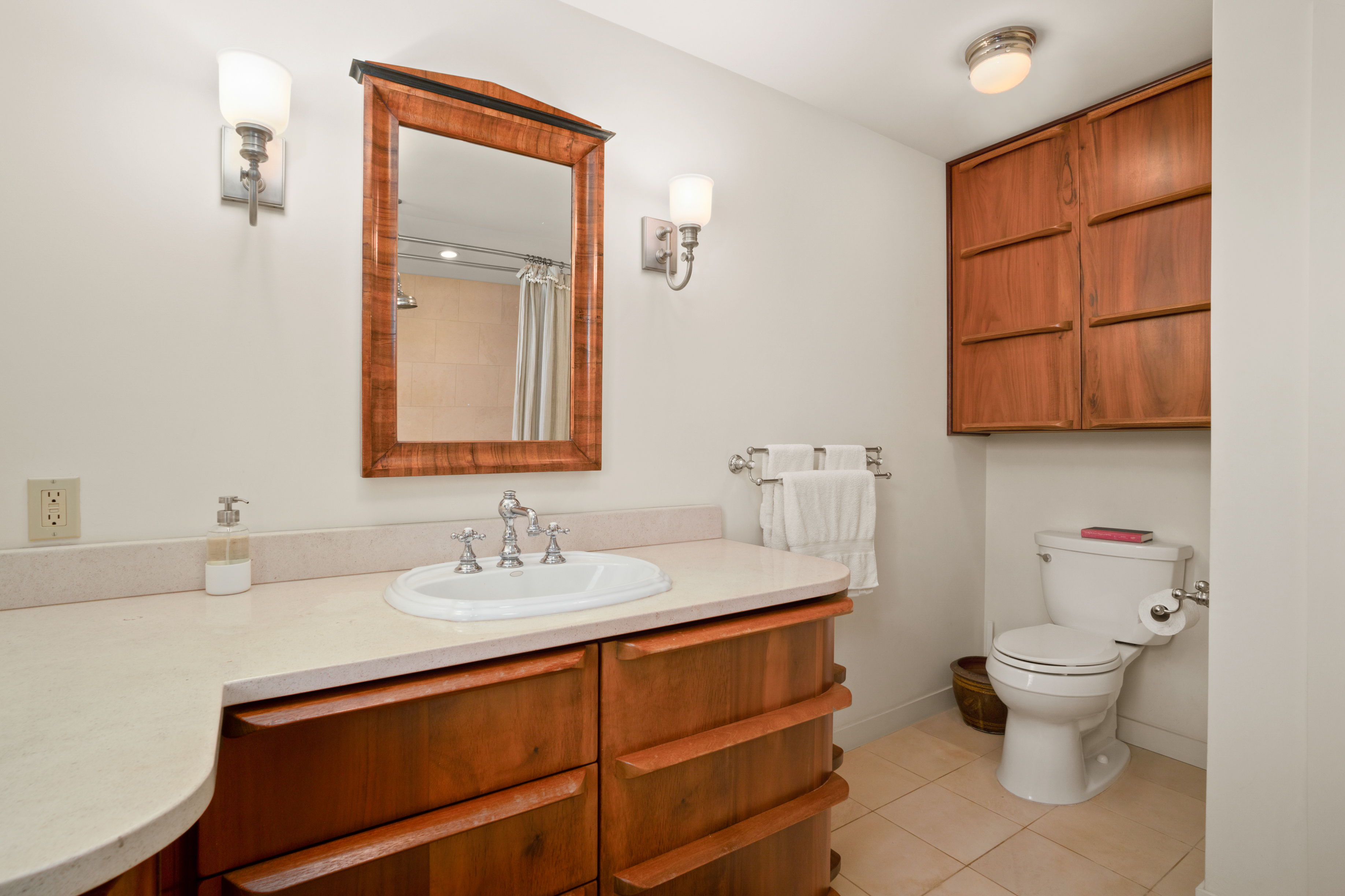 5225 Ua Road Kapaa, HI 96746 - Photo 15 of 30 a bathroom with a sink toilet and mirror