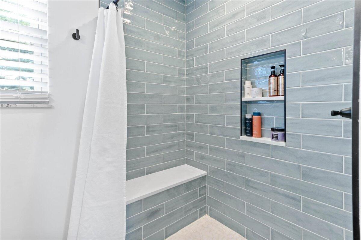 6245 Feder Road Columbus, OH 43228 - Photo 25 of 34 25-Owner's Bathroom