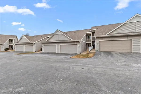 $445,000 | 986 Oconomowoc Parkway, Oconomowoc, WI 53066