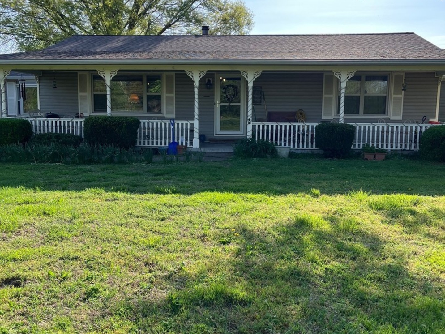 17376 Garrett Road Johnston City, IL 62951 - Photo 1 of 34 a front view of a house with garden