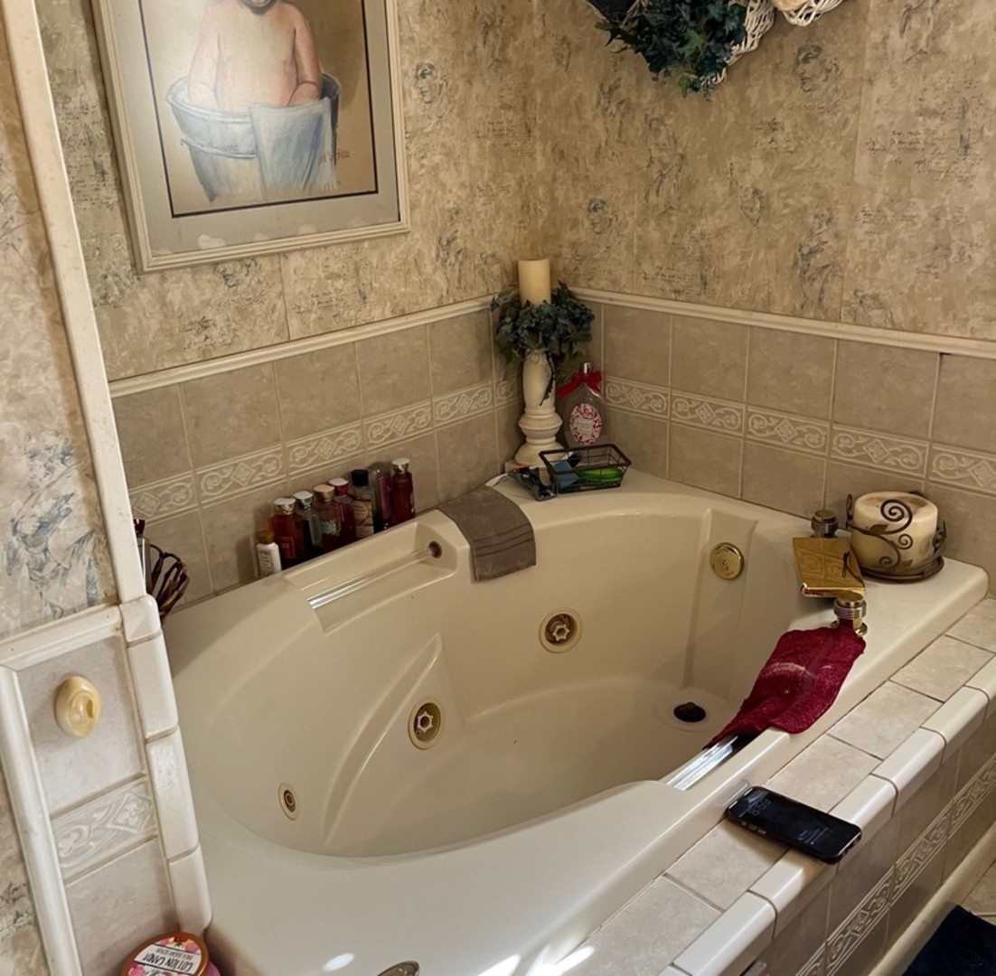 17376 Garrett Road Johnston City, IL 62951 - Photo 23 of 34 a bathroom with a tub and a sink