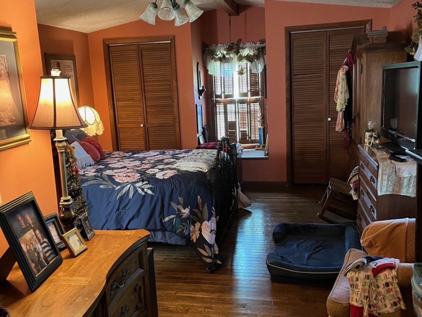 17376 Garrett Road Johnston City, IL 62951 - Photo 27 of 34 a bedroom with furniture and a flat tv screen