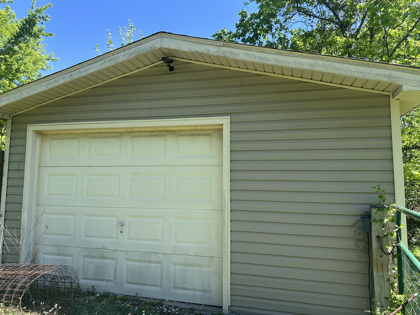 17376 Garrett Road Johnston City, IL 62951 - Photo 33 of 34 a front view of a house with plants