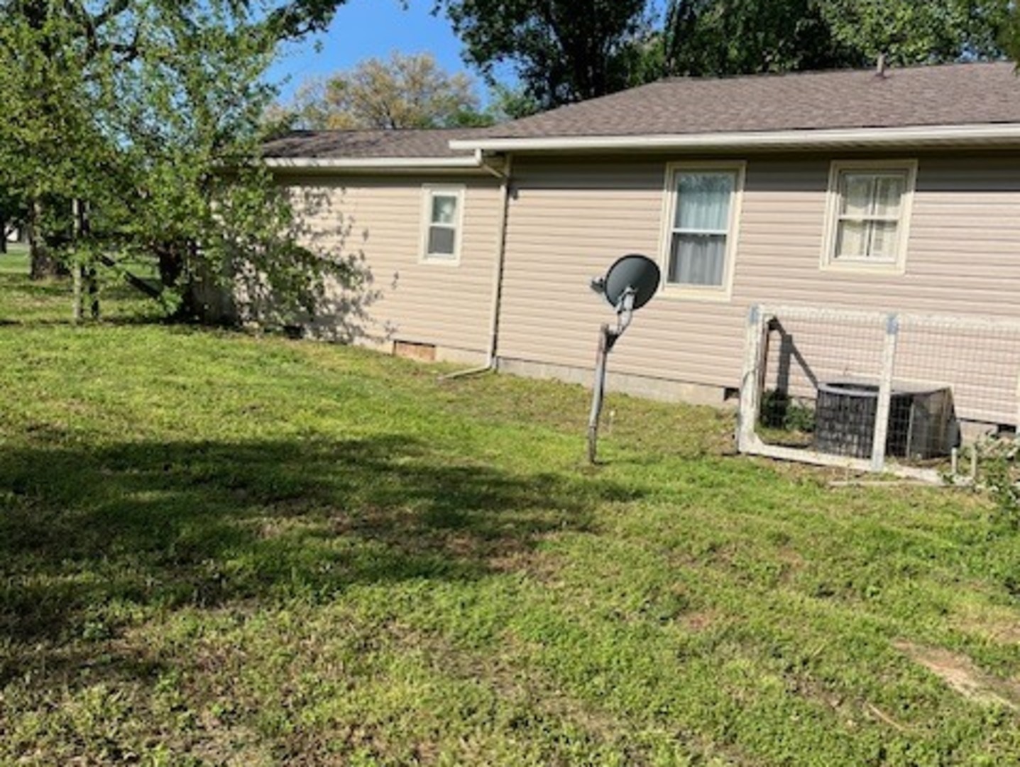 17376 Garrett Road Johnston City, IL 62951 - Photo 4 of 34 a backyard of a house with table and chairs