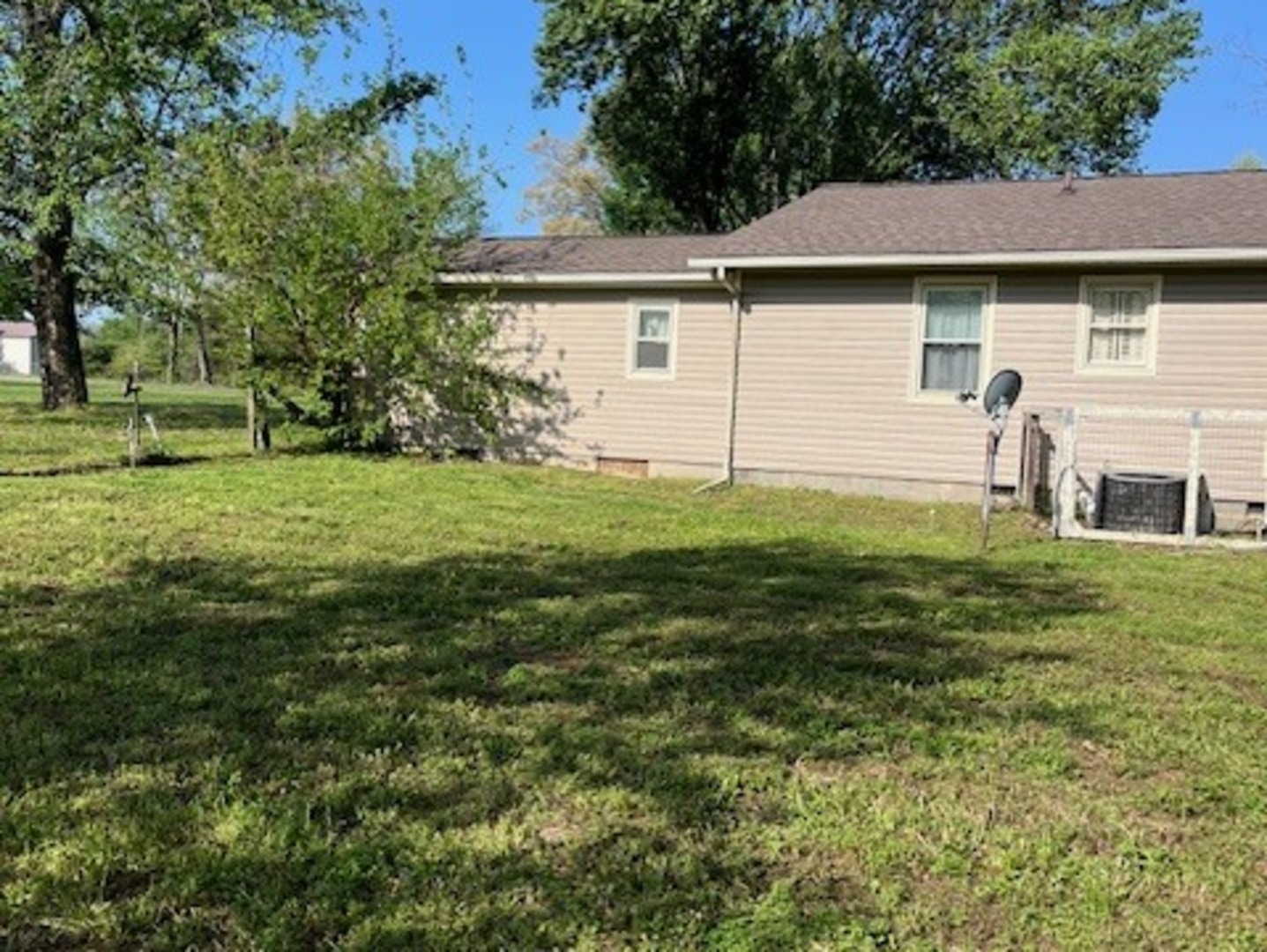 17376 Garrett Road Johnston City, IL 62951 - Photo 5 of 34 a house view with a garden space
