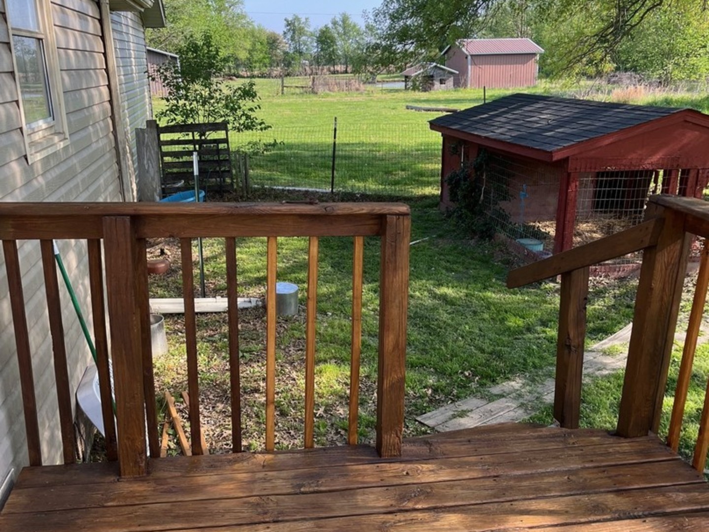 17376 Garrett Road Johnston City, IL 62951 - Photo 6 of 34 a patio of a house with table and chairs