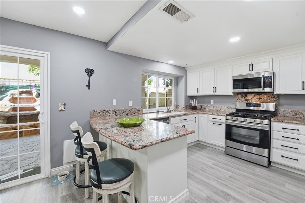 15766 Firethorn Road Fontana, CA 92337 - Photo 3 of 28 kitchen