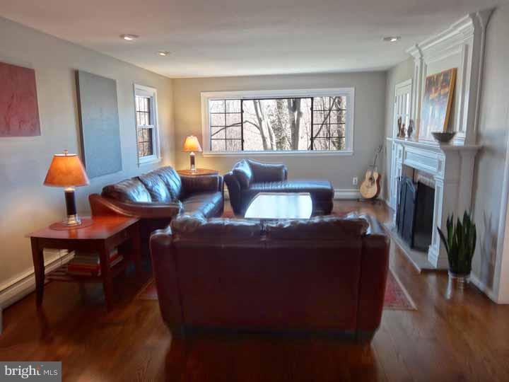 16 Springtree Lane Yardley, PA 19067 - Photo 7 of 25 Living Room