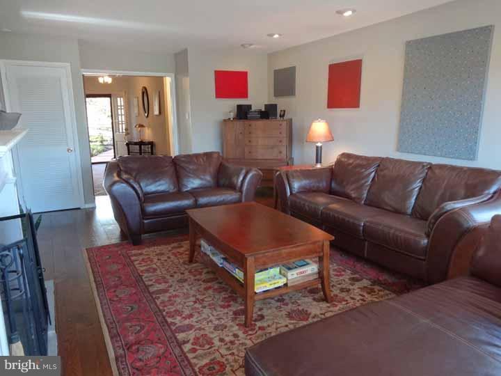 16 Springtree Lane Yardley, PA 19067 - Photo 8 of 25 Living Room