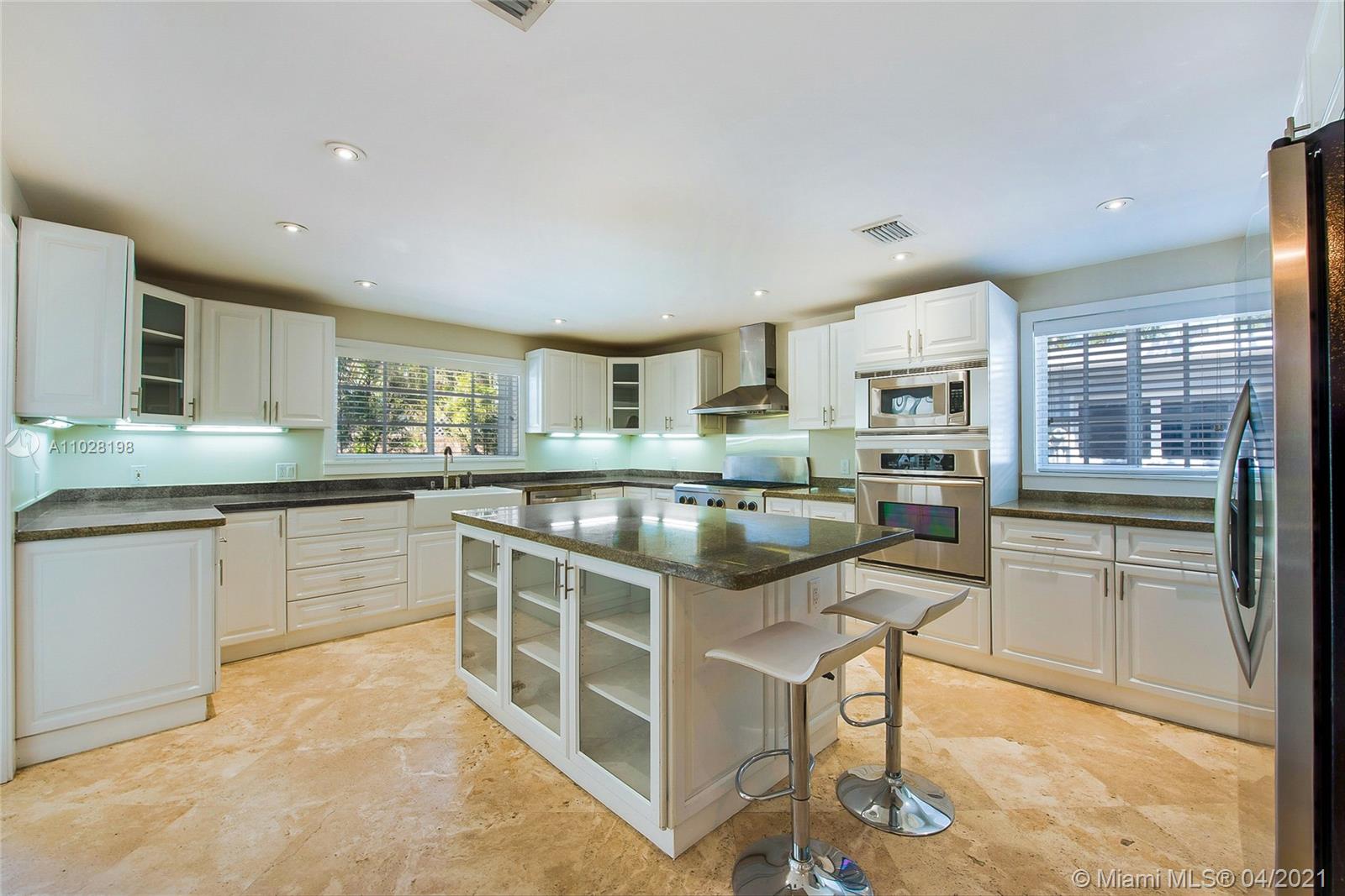 320 Harbor Court Key Biscayne, FL 33149 - Photo 2 of 13