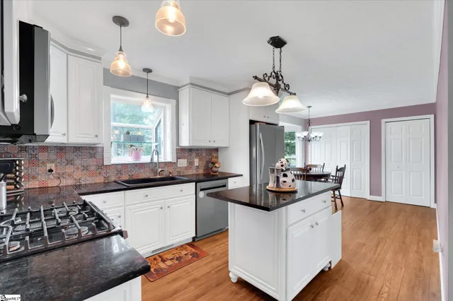 $432,500 | 1002 Greenwood Court, Easley, SC 29642