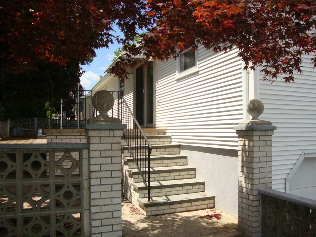 131 Rutland Street Cranston, RI 02920 - Photo 6 of 23 Gallery Image 6