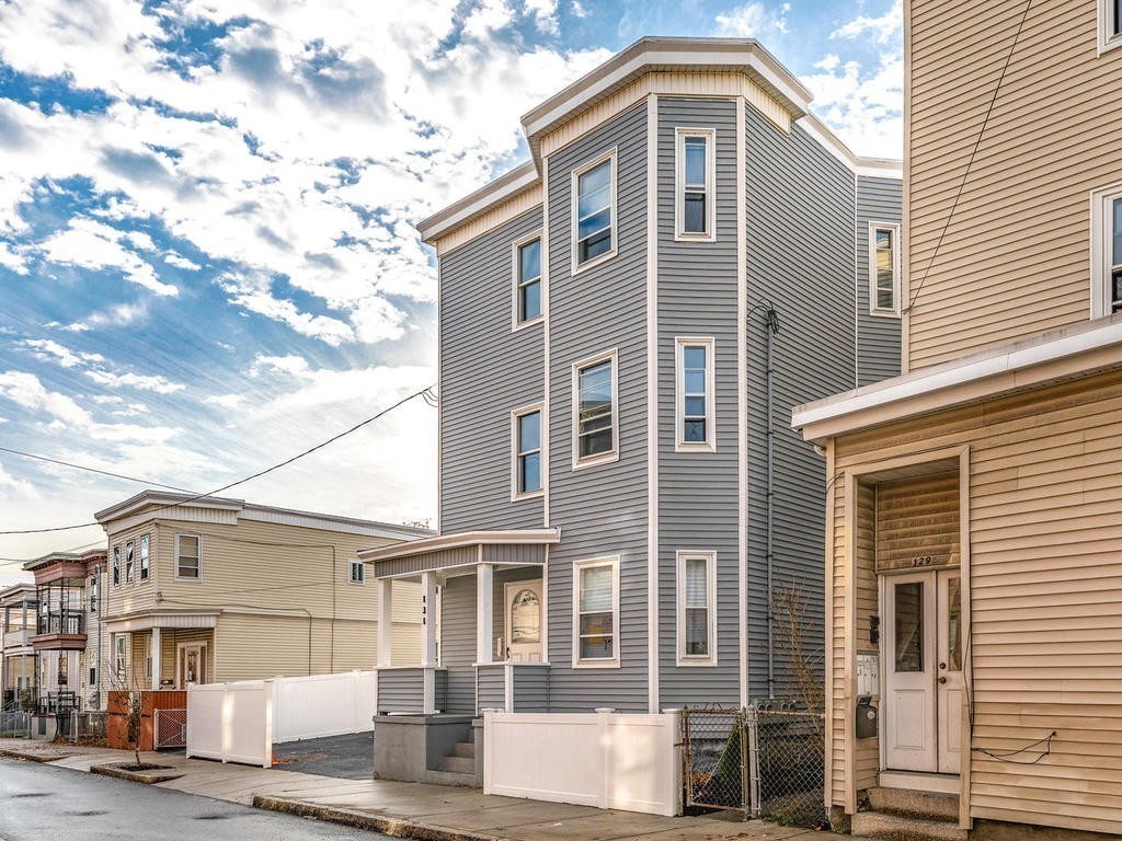 131 Congress Avenue, Unit 2 Chelsea, MA 02150 - Photo 4 of 30 a front view of a house