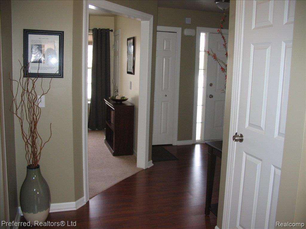 925 Ridgeview Circle Lake Orion, MI 48362 - Photo 2 of 24 FOYER