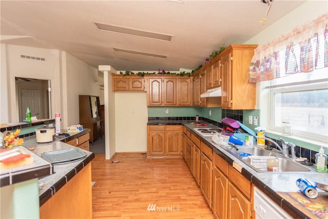 168 Katula Road Chehalis, WA 98532 - Photo 29 of 40 a kitchen that has a lot of cabinets in it