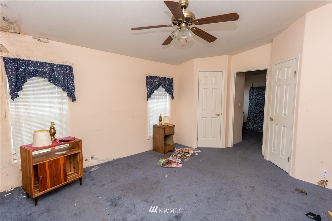 168 Katula Road Chehalis, WA 98532 - Photo 33 of 40 a view of a livingroom with wooden floor and a ceiling fan