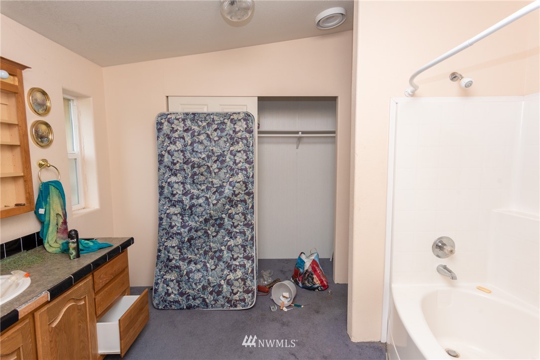 168 Katula Road Chehalis, WA 98532 - Photo 35 of 40 a bathroom with a bathtub and shower