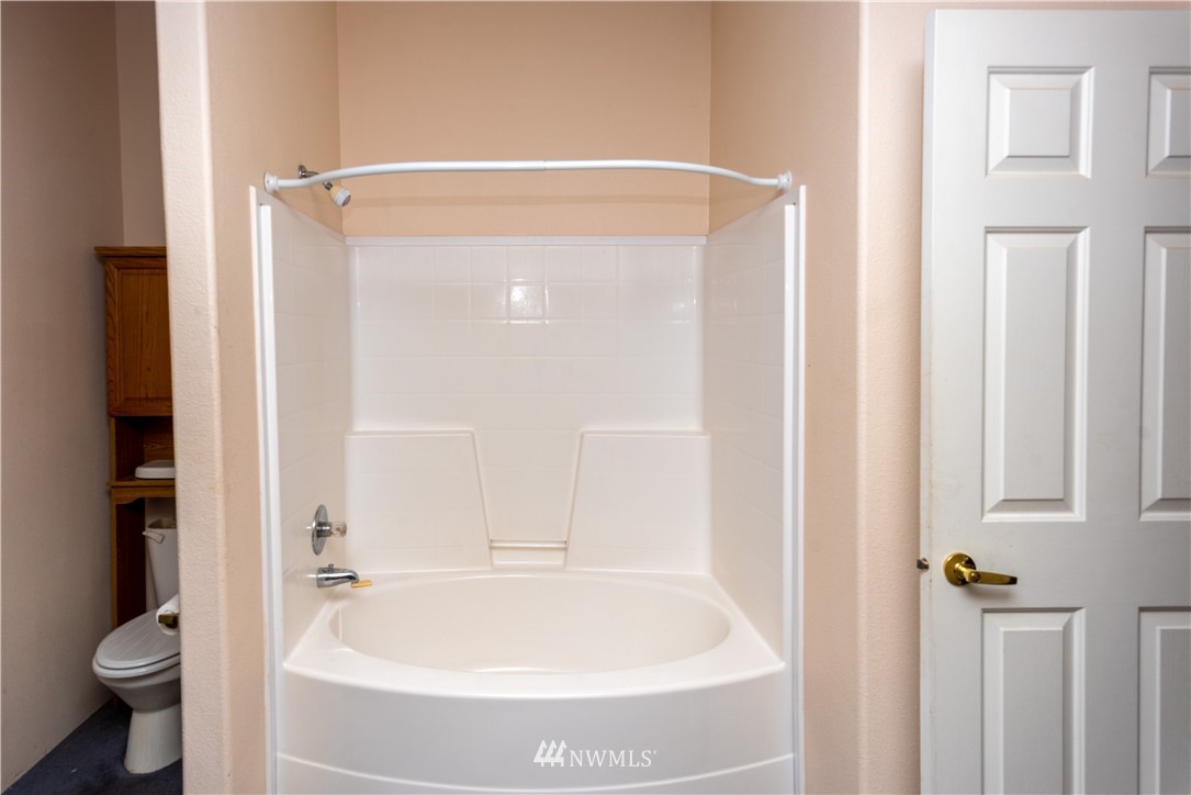 168 Katula Road Chehalis, WA 98532 - Photo 36 of 40 a bathroom with a bath tub and a shower