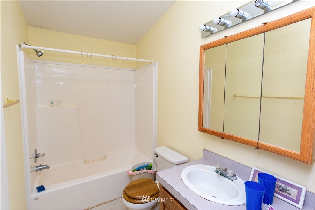 168 Katula Road Chehalis, WA 98532 - Photo 40 of 40 a bathroom with a sink mirror toilet and bathtub
