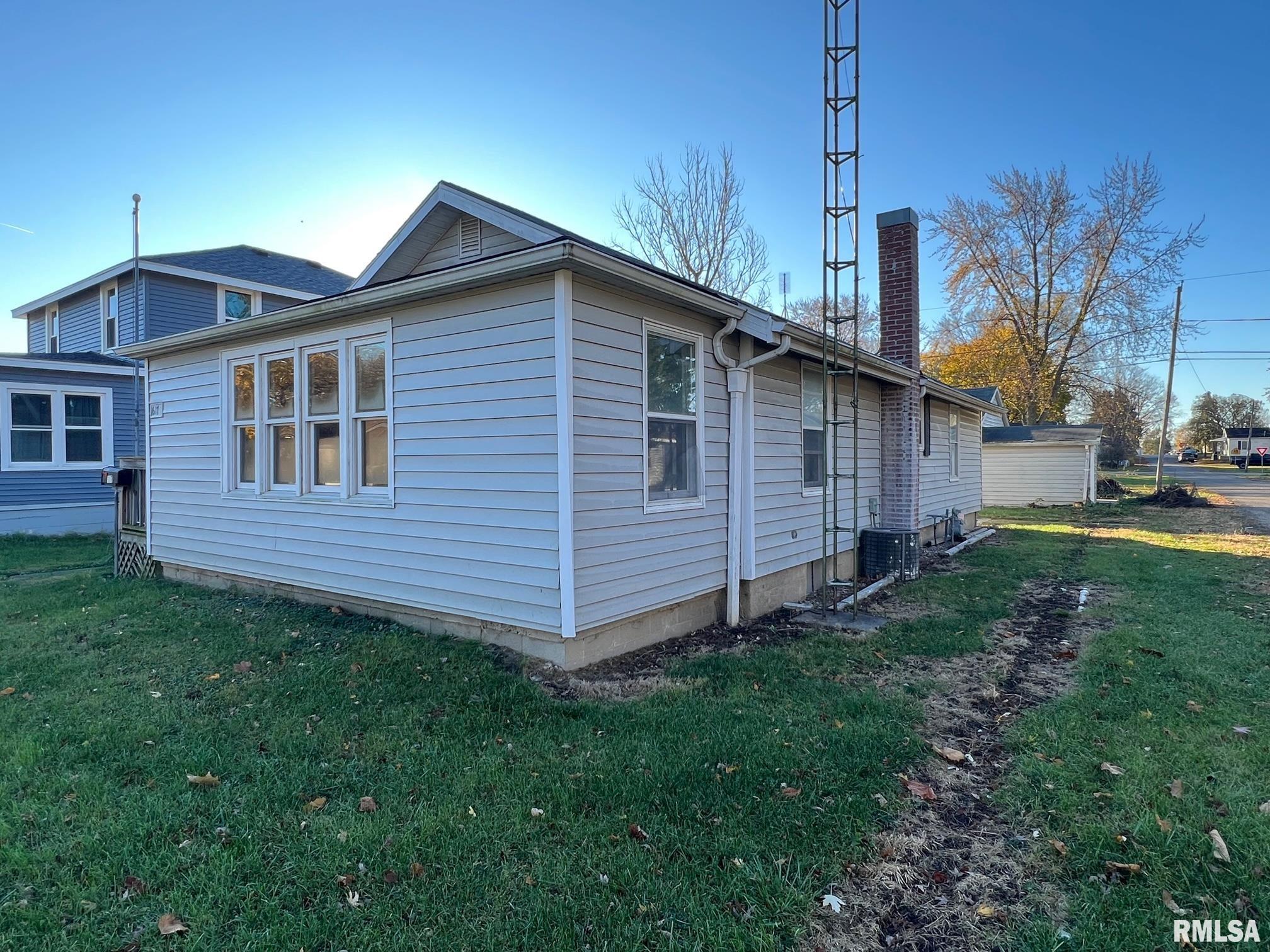 617 Short 8th Street Lincoln, IL 62656 - Photo 2 of 14