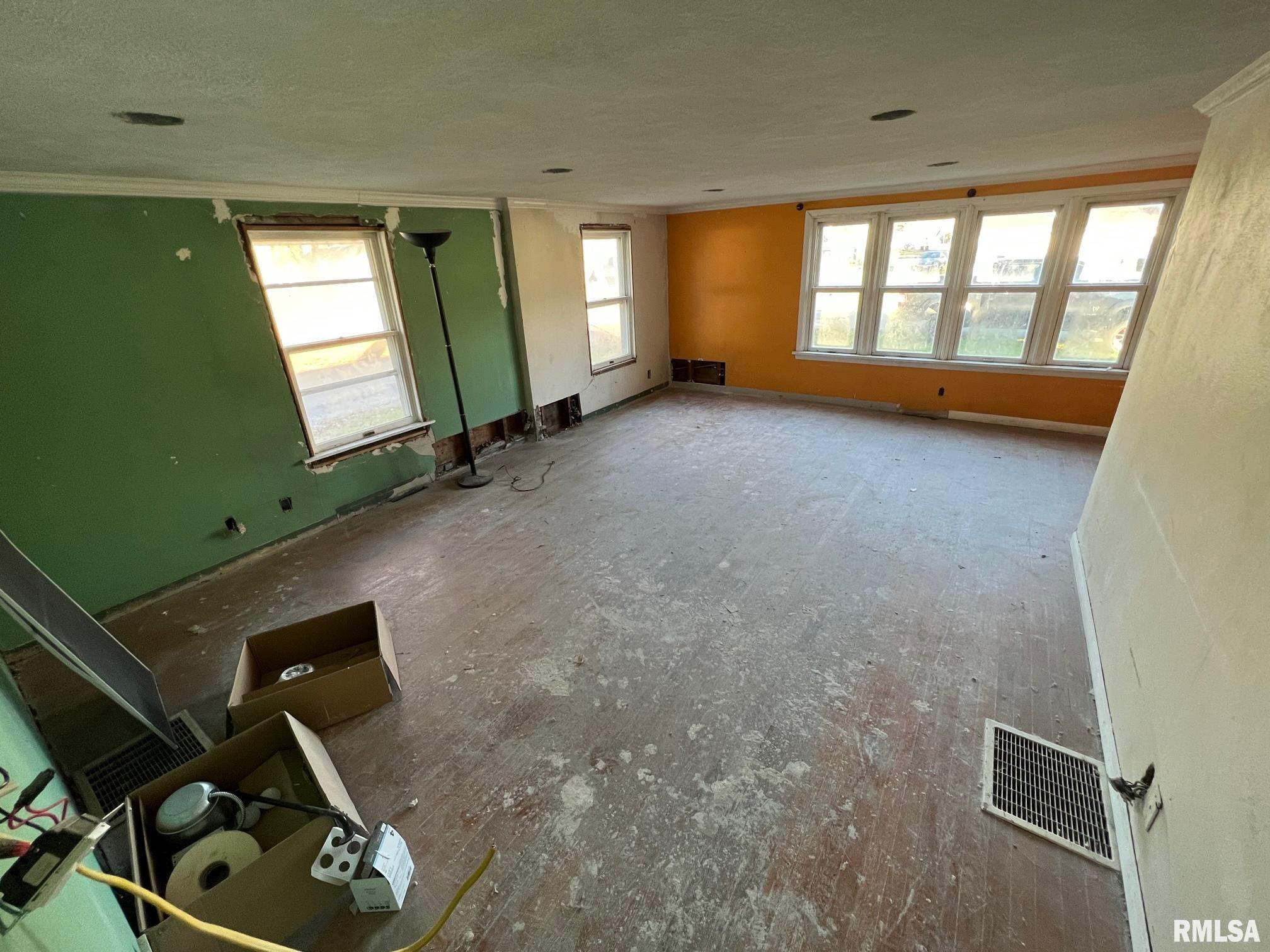 617 Short 8th Street Lincoln, IL 62656 - Photo 4 of 14