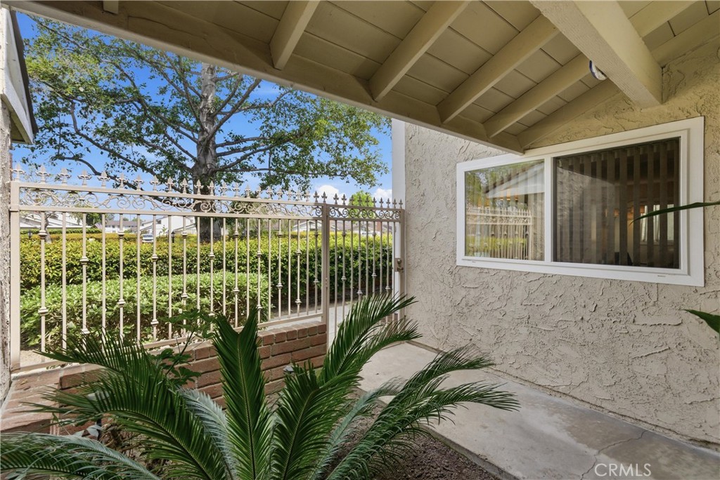 5021 Vauxhall Road Westminster, CA 92683 - Photo 3 of 38 Front Courtyard