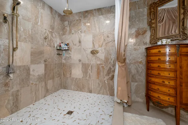 a balcony with view of residential house