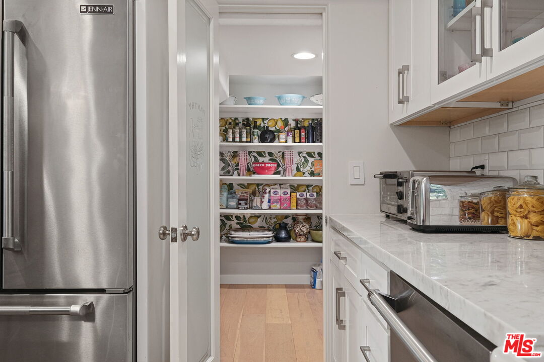 11368 Burnham Street Los Angeles, CA 90049 - Photo 12 of 30