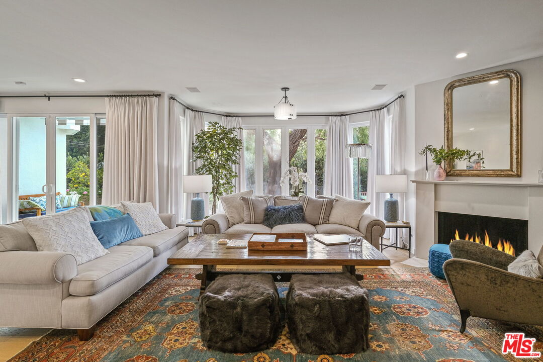 11368 Burnham Street Los Angeles, CA 90049 - Photo 3 of 30