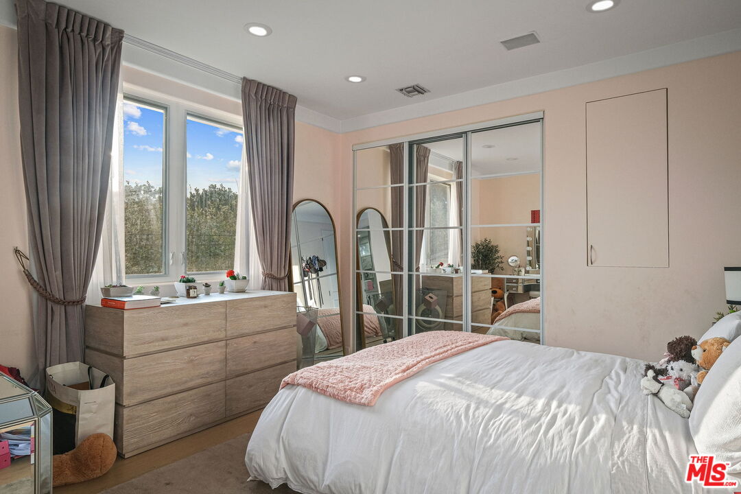 11368 Burnham Street Los Angeles, CA 90049 - Photo 22 of 30