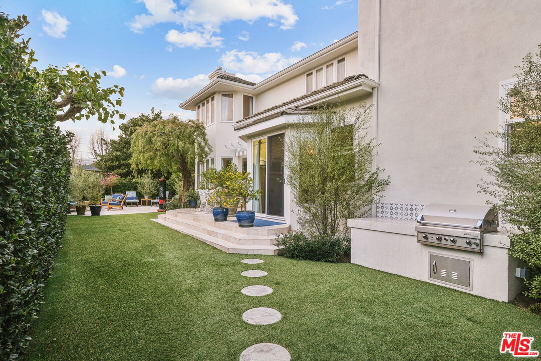 11368 Burnham Street Los Angeles, CA 90049 - Photo 26 of 30