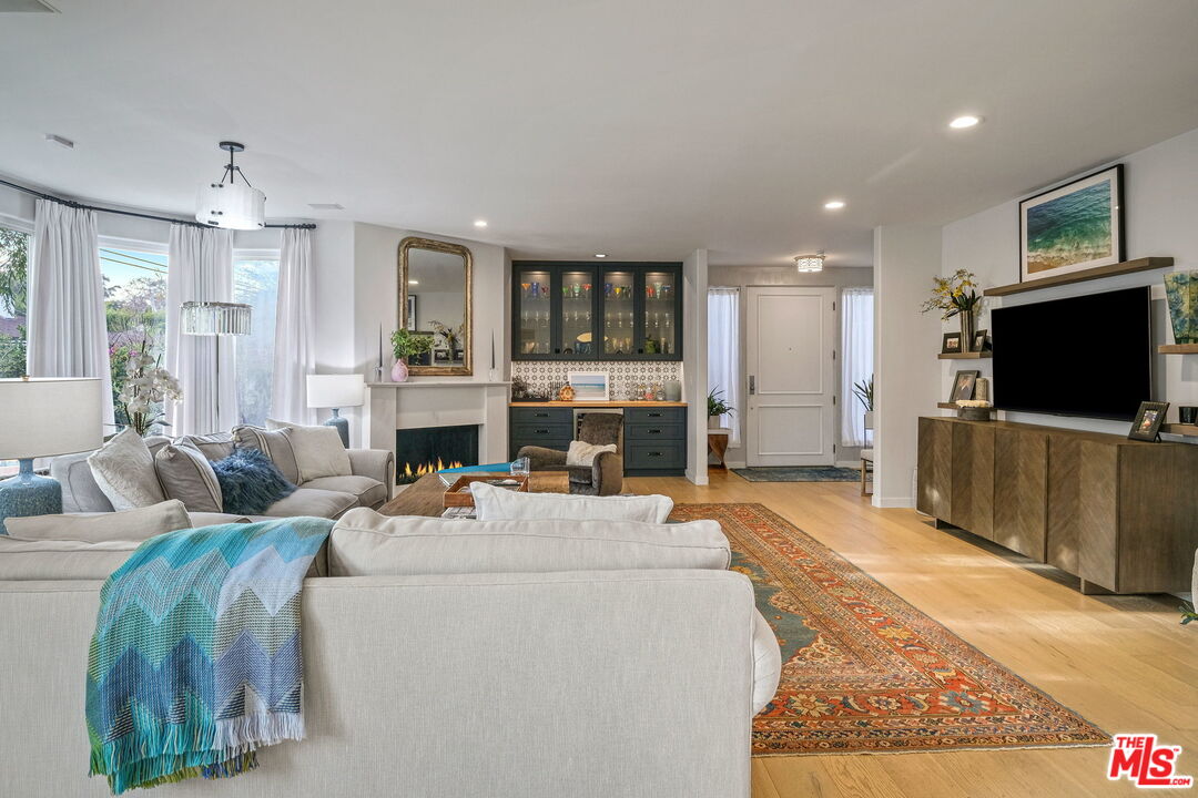 11368 Burnham Street Los Angeles, CA 90049 - Photo 4 of 30