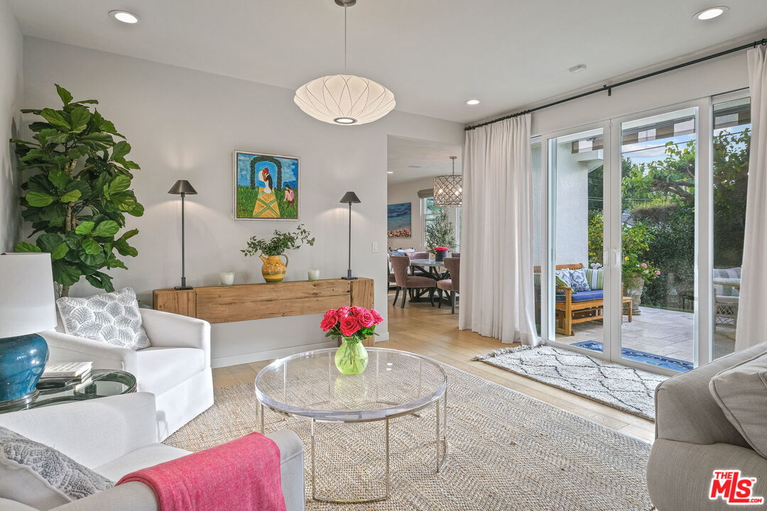 11368 Burnham Street Los Angeles, CA 90049 - Photo 5 of 30