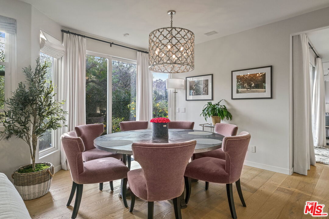 11368 Burnham Street Los Angeles, CA 90049 - Photo 6 of 30