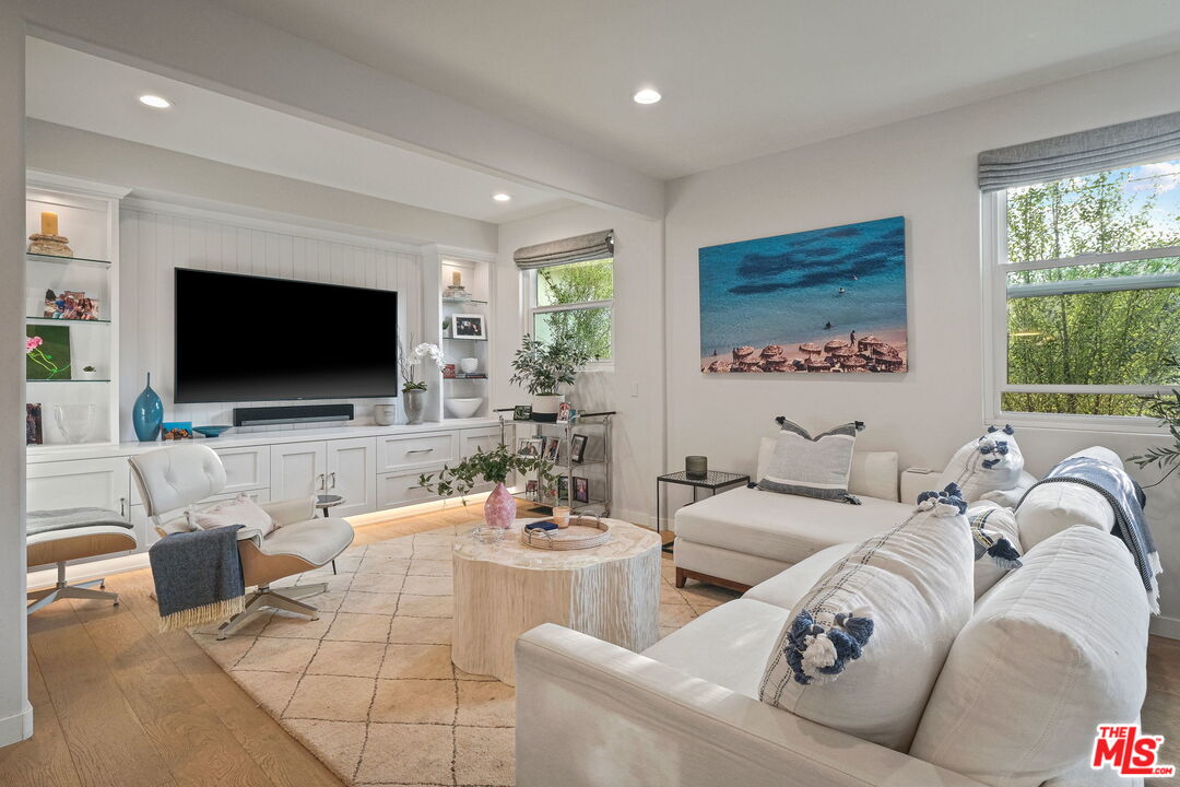 11368 Burnham Street Los Angeles, CA 90049 - Photo 7 of 30