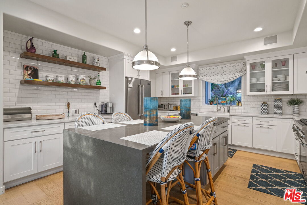 11368 Burnham Street Los Angeles, CA 90049 - Photo 10 of 30