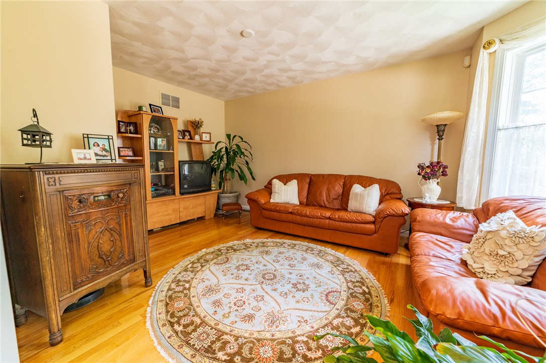 28 Peveril Road Cranston, RI 02921 - Photo 6 of 35 Gallery Image 6