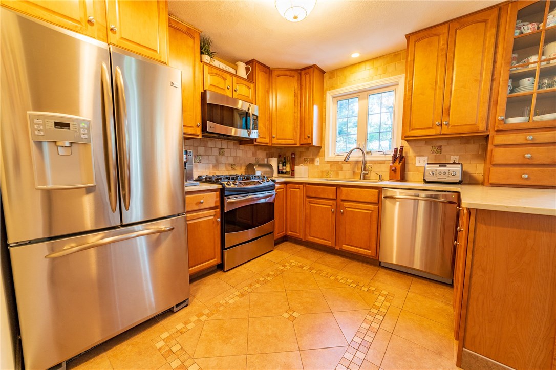 28 Peveril Road Cranston, RI 02921 - Photo 8 of 35 Gallery Image 8